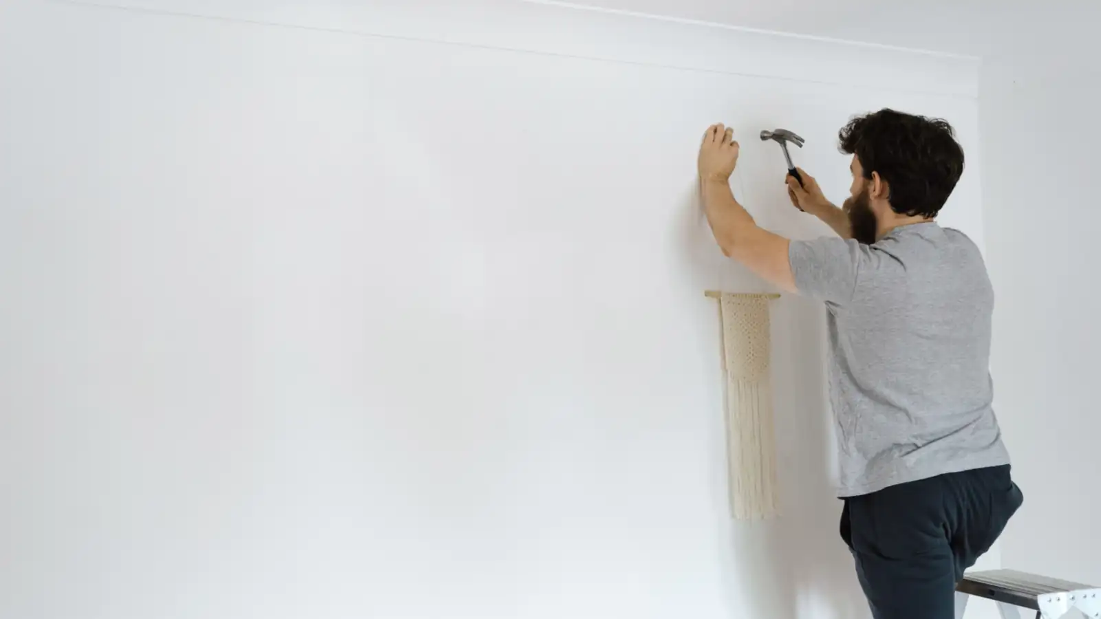 Trabajo de montaje en una casa, con la herramienta a mano