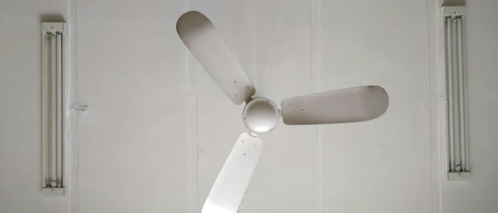Montaje de ventiladores de techo y lámparas en Pamplona